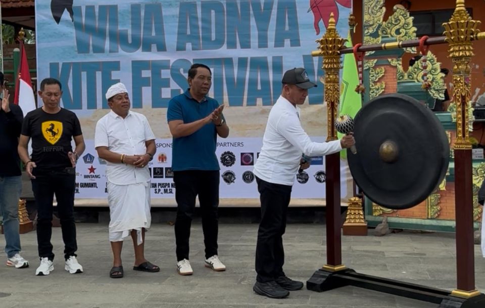 Bupati Badung melalui Camat Kuta bersama Ketua DPRD Badung I Gusti Anom Gumanti membuka Wija Adnya Kite Festival VI 2025 di Pantai Legian
